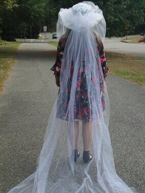 Bridal hat, vintage with attached long veil. Size small.